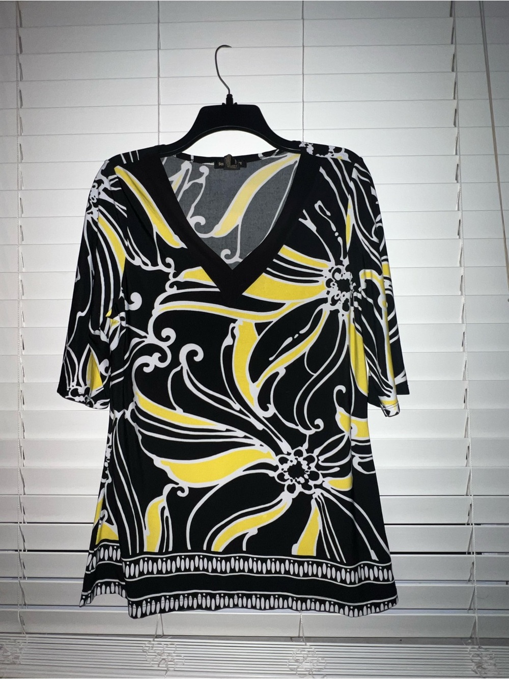 Susan Lawrence Black, White & Yellow V-Neck Floral Tunic Sz XL
